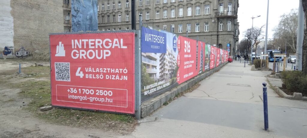 Molinók reklámfelülettel nyomva kerítésen