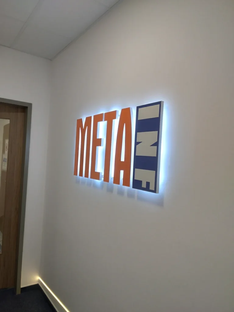 háttérvilágított üzleti felirat